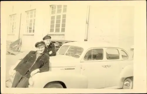 Foto Ak Zwei Männer mit Automobil