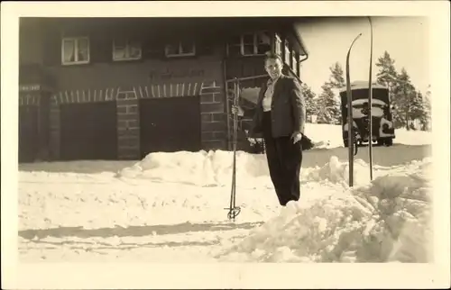 Foto Ak Unbekannter Ort, Frau mit Skiern vor einem Fremdenheim, Müttergenesungsheim, Winter