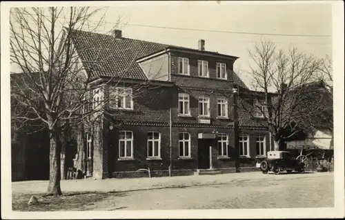 Foto Ak Unbekannter Ort, Auto vor einem Wohnhaus