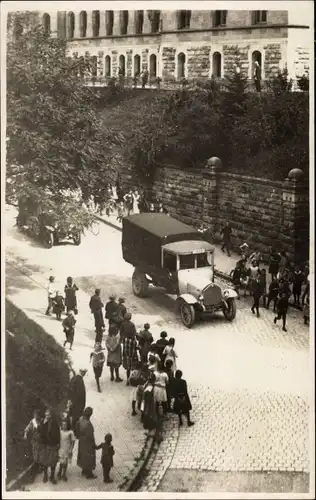 Foto Ak LKW auf einer Straße, Menschen, Gebäude