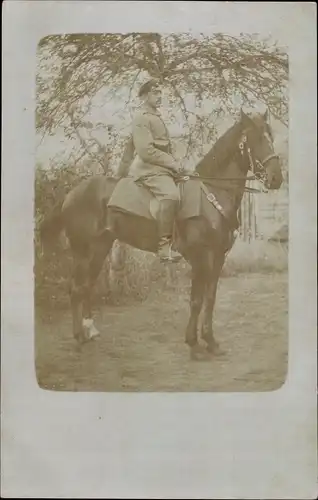 Foto Ak Deutscher Soldat in Uniform auf einem Pferd, I WK
