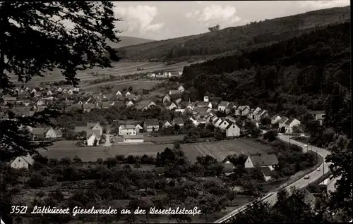 Ak Gieselwerder an der Oberweser Hessen, Teilansicht vom Wald aus