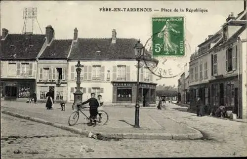 Ak Fère en Tardenois Aisne, Place de la Republique