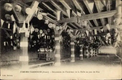 Ak Fère en Tardenois Aisne, Decoration de l'Interieur de la Halle un jour de Fete