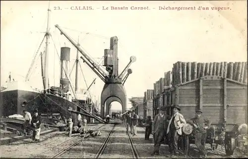 Ak Calais Pas de Calais, Le Bassin Carnot, Dechargement d'un vapeur