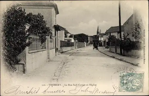 Ak Thomery Seine et Marne, La Rue Sadi Carnot, L'Eglise