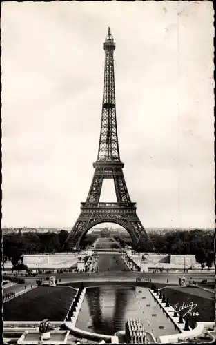 Ak Paris VII, La Tour Eiffel, Eiffelturm, Bassins de Chaillot