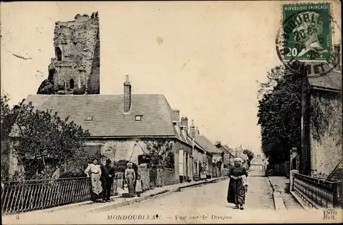 Ak Mondoubleau Loir et Cher, Vue sur le Donjon, Straßenpartie, Passanten