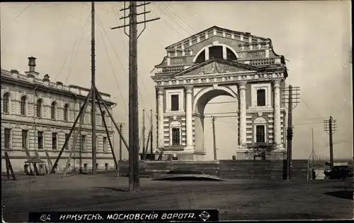 Foto Ak Irkutsk Russland, Straßenpartie mit Blick auf das Moskauer Tor