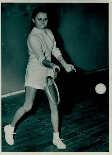 Foto Tennis Jugend Bezirksmeisterschaften im Hallentennis, Inge Ebert, Sportstätte am Weißensee 1955