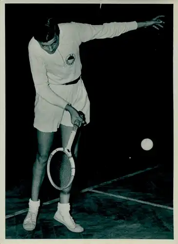 Foto Tennis Jugend Bezirksmeisterschaften Hallentennis, Lothar Bloy, Sportstätte Weißensee 1955