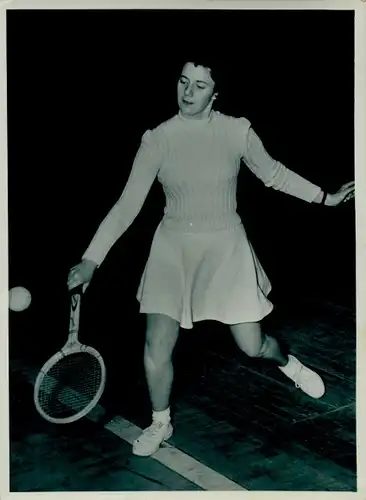 Foto Tennis Jugend Bezirksmeisterschaften Hallentennis, Ines Hoffmann, Sportstätte Weißensee 1955