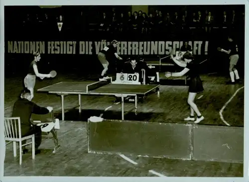 Foto Tischtennis, Internationales Turnier Junioren CSR DDR 1954, Dt. Sporthalle, Völkerfreundschaft
