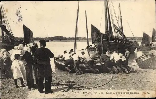 Ak Etaples Pas de Calais, Mise a l'eau d'un Bateau