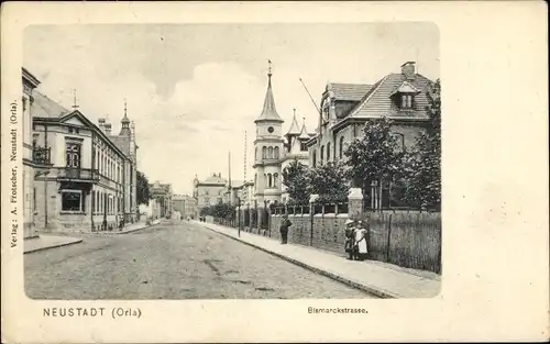 Ak Neustadt an der Orla, Bismarckstraße, Straßenpartie, Passanten