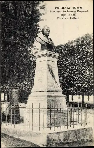 Ak Tournan Seine et Marne, Statue du Docteur Forgemol, Place du Chateau