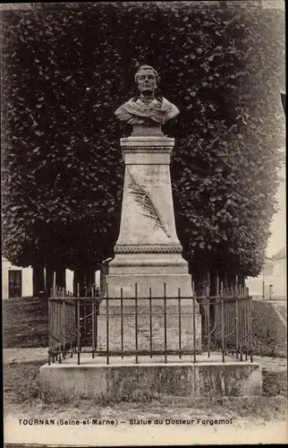 Ak Tournan Seine et Marne, Statue du Docteur Forgemol