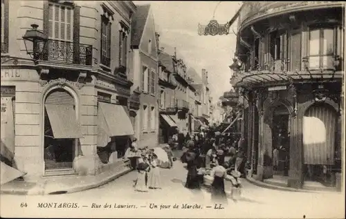 Ak Montargis Loiret, Rue des Lauriers, Un jour de Marche