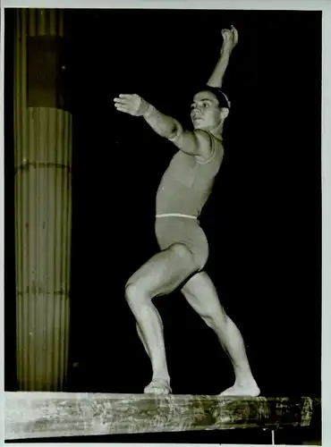 Foto Turnen, Turnerin Katarina Kalienschock auf dem Schwebebalken, Dt. Sporthalle 1954
