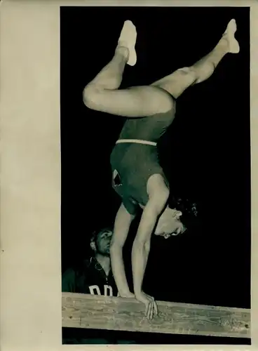 Foto Turnen, DDR Meisterschaften, Plauen 1954, Ingrid Michaelis am Schwebebalken