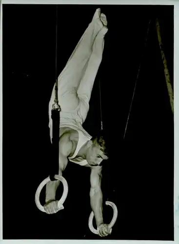Foto Turnen, Aleksander Sobolew UdSSR an den Ringen, Dt. Sporthalle 1954