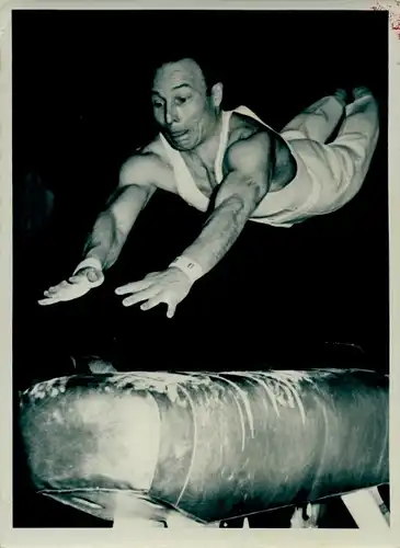 Foto Turnen, 5. Nordost Kunstturnen 1953, Wolfram Herold aus Leipzig b. Pferdsprung, Dt. Sporthalle