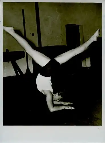 Foto Turnen, Ausscheidungsturnen DDR Jugend Meisterschaften 1952, Hannelore Smeilos, Bodenturnen