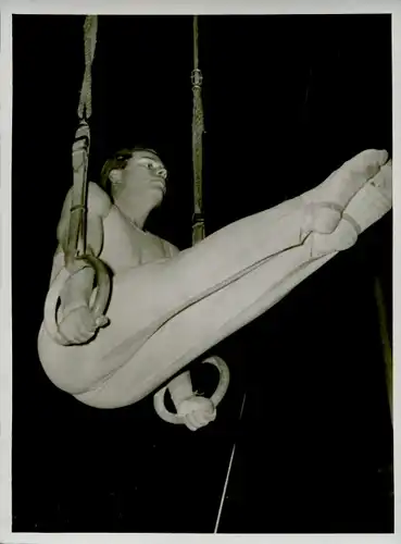 Foto Turnen, 6. Berliner Nordost Kunstturnen 1954, Adolf Kieslinger an den Ringen, Dt. Sporthalle