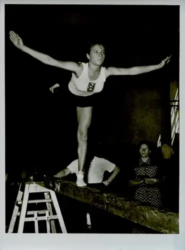 Foto Turnen, Ausscheidungsturnen DDR Jugend Meisterschaften 1952, Christa Breuer, Schwebebalken