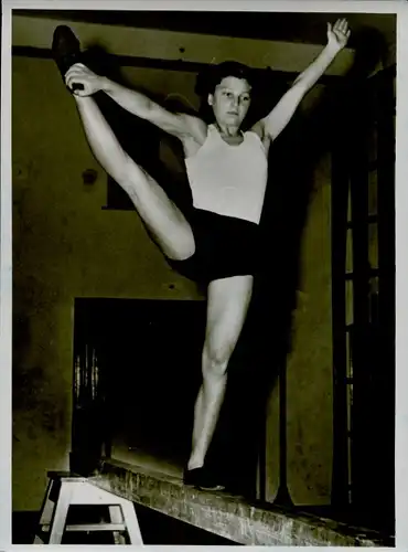 Foto Turnen, Ausscheidungsturnen DDR Jugend Meisterschaften 1952, Hannelore Smeilos, Schwebebalken