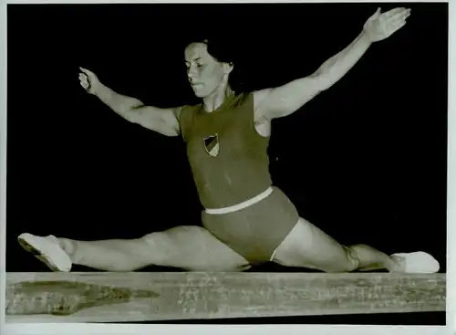 Foto Turnen, Turnerin Gertrud Birkstein am Schwebebalken, Dt. Sporthalle 1954