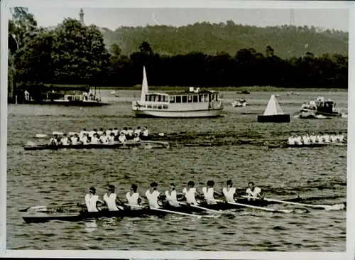 Foto Frühjahrsregatta Grünau 1954, Jungmann Achter im Rennen