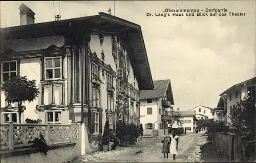 Ak Oberammergau in Oberbayern, Dorfpartie, Dr. Lang´s Haus, Theater