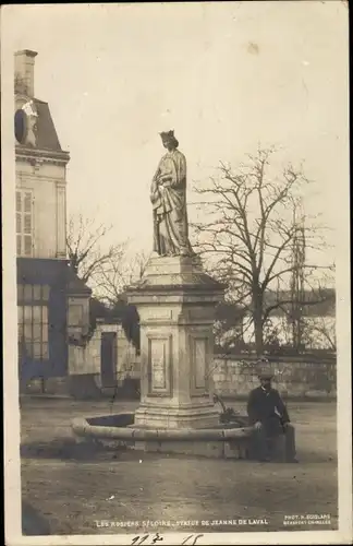 Ak Les Rosiers sur Loire Maine et Loire, Statue de Jeanne Laval