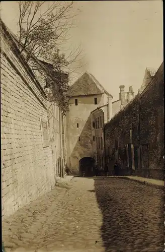 Foto Ak Tallinn Reval Estland, Straßenpartie, Mauer, Turm