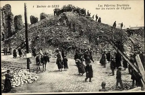 Ak Lens Pas de Calais, Les Pelerins Touristes sur les ruines de l'Eglise