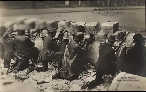 Ak Berlin, Straßenkämpfe 1919, Barrikaden vor dem Zeitungsverlag Rudolf Mosse, Jerusalemerstraße