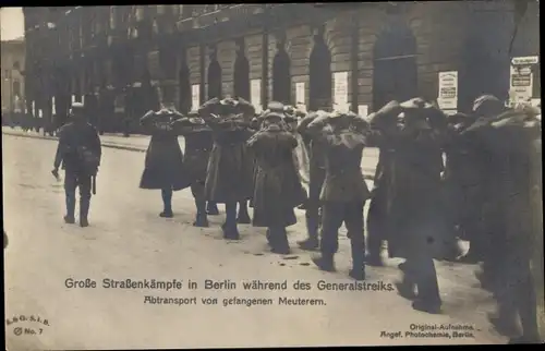 Ak Berlin Mitte, Straßenkämpfe 1919, Abtransport von gefangenen Spartakisten durch Regierungstruppen