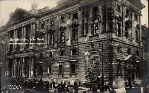 Foto Ak Berlin, Generalstreik 1919, Straßenkämpfe, Zerstörungen am Marstallgebäude