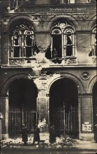 Foto Ak Berlin, Zerstörtes Polizeipräsidium, Spartakusaufstand, Generalstreik 1919, Straßenkämpfe
