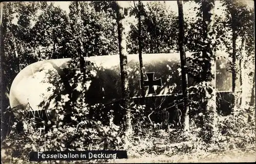 Foto Ak Deutscher Militärballon, Fesselballon in Deckung, 1. WK