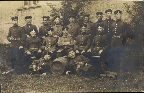 Foto Ak Deutsche Soldaten in Uniformen, Fass, Kaiserreich, I. WK