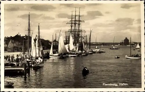 Ak Flensburg in Schleswig Holstein, Partie im Hafen, Segelboote