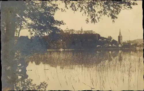 Foto Ak Plön in Holstein, Blick zum Schloss vom Ufer aus