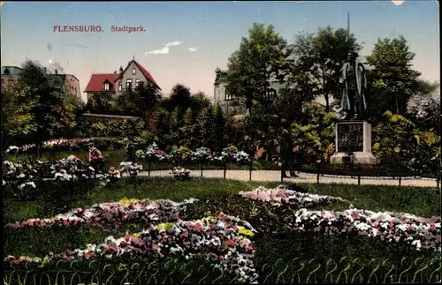 Ak Flensburg in Schleswig Holstein, Stadtpark, Kreuz aus Blumen