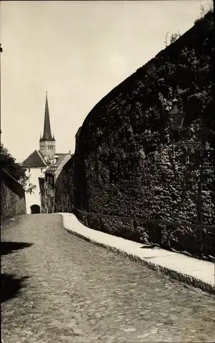 Foto Ak Tallinn Reval Estland, Straßenpartie, Mauer, Kirche