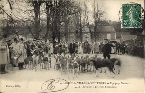 Ak Villers Cotterêts Aisne, La Foret, Equipage Menier, La Curee sur la place de Bonneuil