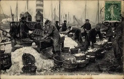 Ak Boulogne sur Mer Pas de Calais, Sur les Quais, le Triage du poisson