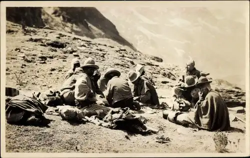 Foto Ak Bolivien, Bolivianer, Indiens au pick nick dans la haute montagne