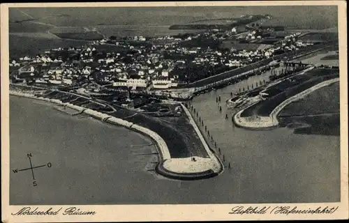 Ak Nordseebad Büsum, Blick auf den Ort mit Hafeneinfahrt, Fliegeraufnahme